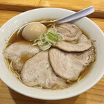 374143508 - 鈴蘭しょうゆ濃くラーメン。スープは化学調味料を使用していないとは思えないほど、しっかりとしたコクと旨味が感じられる仕上がりです。