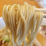374145409 - 麺は完全自家製のストレート麺。小麦の風味がしっかりと感じられ、パツッとした歯切れの良い食感が特徴です。