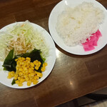 カウカウステーキ - セルフサラダとご飯