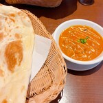 スパイスダイニング DIYO - 料理写真:マッシュルームチキン 辛0 ナン