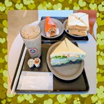 サンマルクカフェ+R - 今回33層の✨️サンドイッチタワー挑戦の為に店員さんにサンドイッチを半分にカットして頂きました 応援してくださいました店員さんとお子様連れの綺麗なお姉様❣️ありがとうございましたm(_ _)m