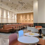 サンマルクカフェ+R - 店内広々✨️お客様でいっぱいでしたが　プライベート配慮しました✨️必殺 消しゴムマジック炸裂✨️