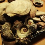 心人 - 海鮮焼き：大きな帆立、サザエ、蛤です。