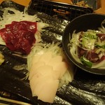 心人 - 馬刺し盛りです。赤身も勿論美味しいですが、たてがみ も甘みがあって美味しいッ！