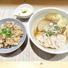 鶏めしと肉うどん とみ - 大葉とレタスの肉巻きと豚バラの肉うどんの鶏めしセット