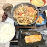 吉野家 - 牛鉄板スタミナ焼肉定食(味噌汁→冷汁)、金目鯛の煮付け
