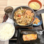 吉野家 - 牛鉄板スタミナ焼肉定食(味噌汁→冷汁)、金目鯛の煮付け