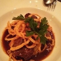 ウルフギャング・パック カフェ 愛知芸術文化センター店 - 牛頬肉赤ワイン煮込み マッシュポテトとオニオン天ぷら 2280円くらい