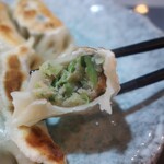 八鮮大連餃子 - ・「焼き餃子四種盛り合わせ(¥850)」の断面。