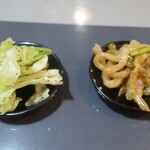 八鮮大連餃子 - キャベツとザーサイ。