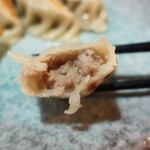 八鮮大連餃子 - ・「焼き餃子四種盛り合わせ(¥850)」のニンニク断面。