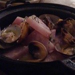 ワイン食堂 イナセヤ キッチン - ハマグリと大根の白ワイン蒸し