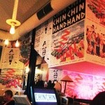 Chin Chin - 内観 日本のマンガのイラストが壁にもいっぱいあって、つい見てしまいます。