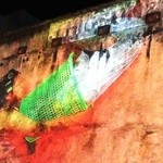 Chin Chin - 窓の外では、隣のビルの壁にプロジェクション投影の映像がくるくると切り替わりながら出てきます。