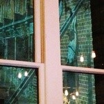 Chin Chin - 窓の外では、隣のビルの壁にプロジェクション投影の映像がくるくると切り替わりながら出てきます。