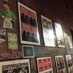 Chin Chin - お店の外を出たところ。いっぱい絵がかかっています。