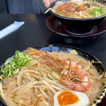 ハルピン 味噌らーめん 雷蔵 - 海老蔵大盛り（1,298円＋110円）と奥に普通盛り。