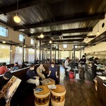 ハルピン 味噌らーめん 雷蔵 - 入り口側から店内を望む。