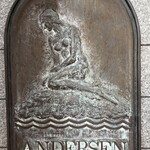 広島アンデルセン - アンデルセンの童話『人魚姫』をモチーフに、デンマークの首都コペンハーゲンにある人魚姫の像。広島アンデルセンの入口付近には、この像のプレートが掲げられています。