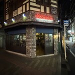 Poco Loco - 夜の街に映える外観。気軽に入りやすい雰囲気のお店です。
