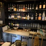 Poco Loco - カウンターにはさまざまなお酒が並び、お酒好きには魅力的な空間でした。