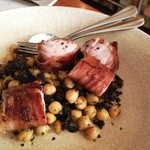 Movida - 本日のスペシャル。ウサギの生ハム巻きグリル。ひよこ豆にブラッドソーセージの炒めが和えられています。ウサギがとーーっても柔らかくでジューシー、臭みも全くありません。