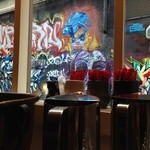 Movida - お店の中から外のストリートアートが見えます。