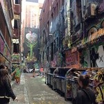 Movida - お店のすぐ外のストリートアート