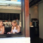 Giddiup - 外観、カウンター席