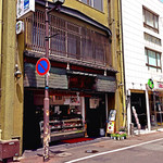 中洲ちんや - 向かって手前（左手）が洋食メニューを出す１階のお店、奥（右手）には細くて急な階段があり、２階のお座敷に上がれるようになってます。