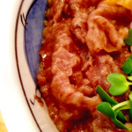 ランチタイム限定のすきやき丼（1,400円）、さらにドアップ。煮たあとでもひと目でわかるこの肉質の良さ。これ1,400円でいいのかとちょっと引くｗ