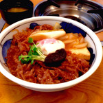 ランチタイム限定のすきやき丼（1,400円）。まずその丼の大きさにビビります。