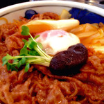 ランチタイム限定のすきやき丼（1,400円）、近影。ご飯もたっぷりですが具の多さにもビビリます。