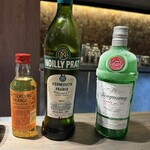 Bar 十鹿 - マティーニに使用したジンやベルモット、ビターズ。丁寧に一杯ずつ作っていただけます。