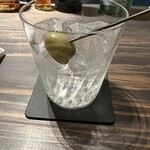 Bar 十鹿 - オリーブを添えたマティーニ。香り豊かで上品な味わいでした。