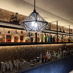 Bar 十鹿 - ウイスキーやジンなど豊富なボトルが並ぶバックバー。眺めているだけでも楽しめます。