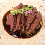 家庭料理 めしと話 - ブラックアンガス牛サガリ　炭火焼き肉じゃが