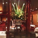 Flower Drum - 内観。落ちついた雰囲気とゴージャスなお花。