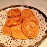 Flower Drum - アーモンドクッキーがサービスで付いてきます。