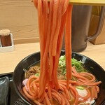 驛麺家 - 唐辛子を練り込んだ赤いうどん