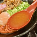 驛麺家 - ピリ辛の味噌で味付けされたスープ
