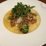 サリュー - 鰆のポワレ　新玉葱のピューレと桜海老の焦がしバターソース　2015-4
