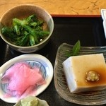 くろじし亭 - 小鉢、蕎麦豆腐、お新香