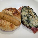 TRUFFLE mini - 料理写真:TRUFFLE mini @東京駅 イベリコ豚のソーセージパン 398円 + ほうれん草のタルティーヌ 399円(共に税込)