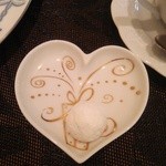 ストラスヴァリウス - コーヒーと共に供されたアーモンドのクッキー