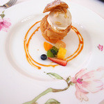 レストラン ペタル ドゥ サクラ - デザート(レンコン、ゆず、生姜の薬膳シュークリーム)