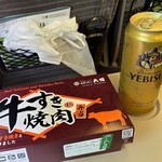 ニューデイズ - ドリンク写真:■エビスビール500ml¥367:新幹線の朝移動、今回は東京から。甘辛い関東風すき焼きと網焼き牛焼肉を一度に楽しめる贅沢な一折、牛すきと焼肉弁当をお供に選んだ。冷えたビールを片手に、車窓から遠ざかる景色を眺めれば、旅情を誘う朝の背徳にどっぷりと浸ることができる。ここ東京から、大人の飲み鉄の愉しみが静かに幕を開ける。
