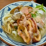 丸亀製麺 - 料理写真:山盛り海鮮旨塩うどん