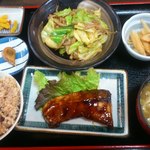 居酒屋　嵯峨 - 薬膳定食には黒にんにくがついています。