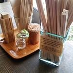 地粉うどん わだち草 - 割りばしも間伐材を使用。軽いです。